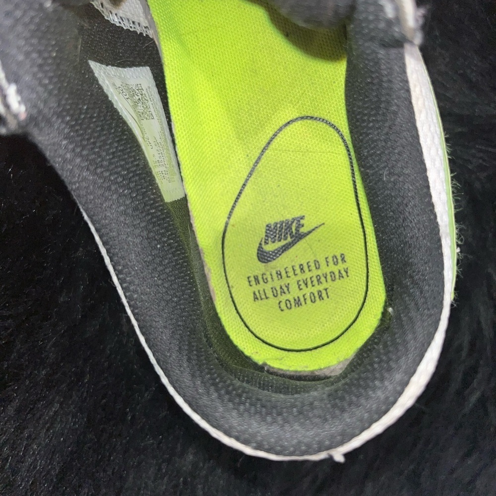 Nike Shoe with Neon Green Insole and Black Lining Women’s 8.5 - Picture 6 of 8